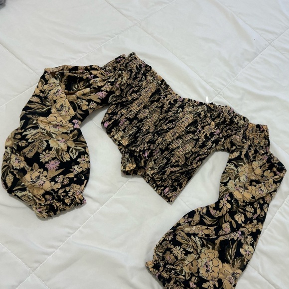 Free people shoulder off floral East To West Smocked Top size XS - Picture 3 of 9